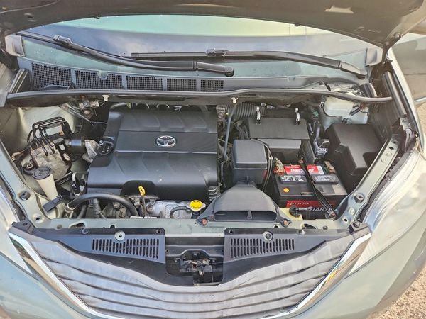 2014 TOYOTA SIENNA — Engine bay