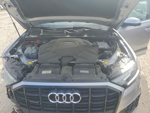 2021 AUDI Q7 — Engine bay