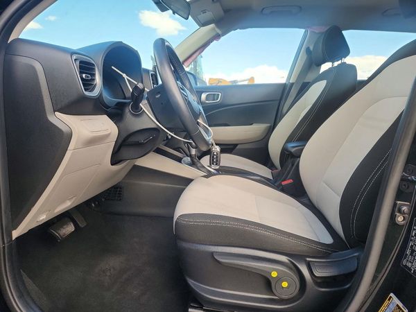 2025 HYUNDAI VENUE SEL, Limited — DENT