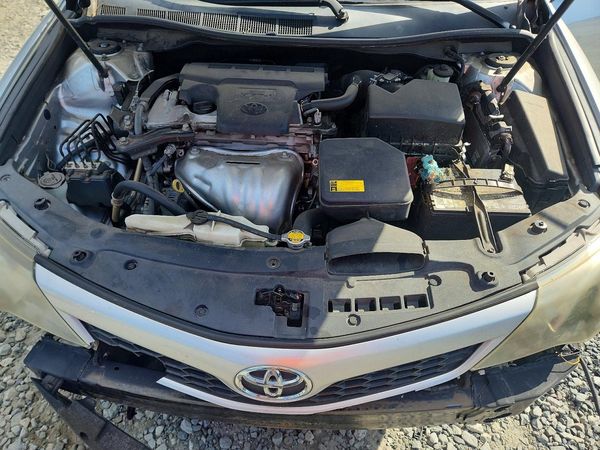 2014 TOYOTA CAMRY — Engine bay