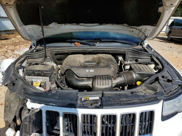 2015 JEEP CHEROKEE Limited — Engine bay