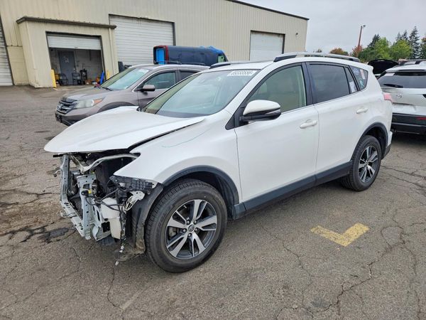 2018 TOYOTA RAV4 — Front 3/4