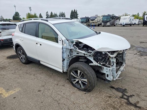 2018 TOYOTA RAV4 — Passenger 3/4