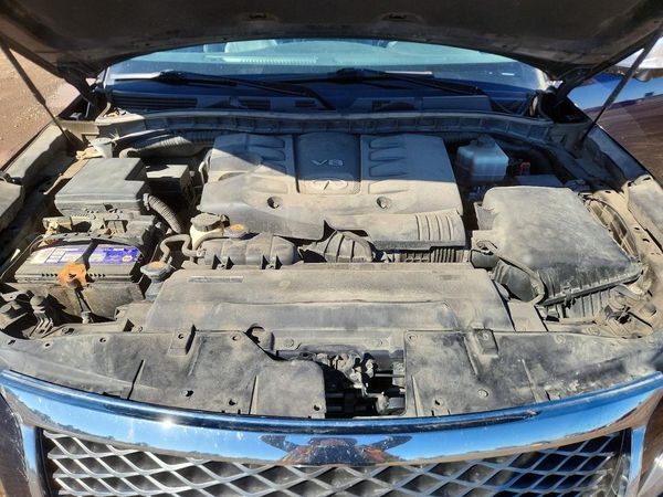 2016 INFINITI QX80 — Engine bay