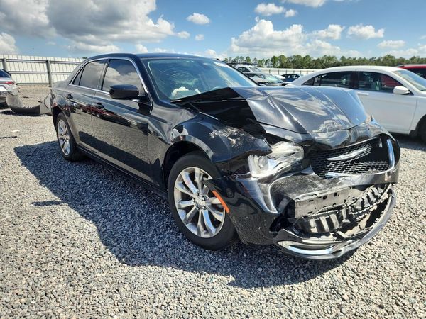 2015 CHRYSLER 300 Limited — Passenger 3/4