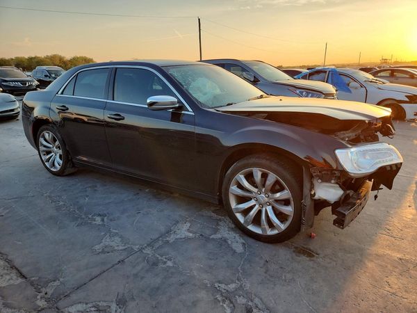 2019 CHRYSLER 300 — Passenger 3/4