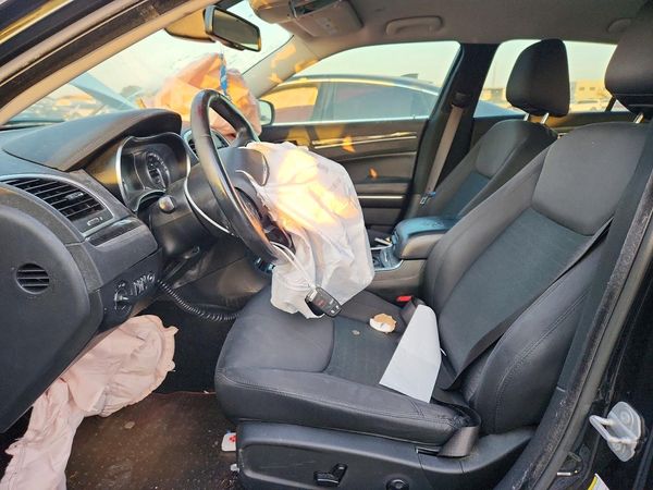 2019 CHRYSLER 300 — DENT