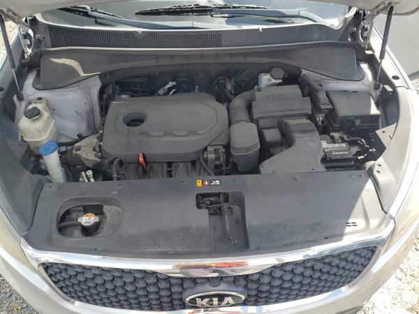 2017 KIA SORENTO — Engine bay