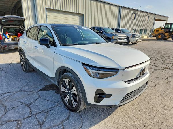 2023 VOLVO C40 Plus Dark — Passenger 3/4