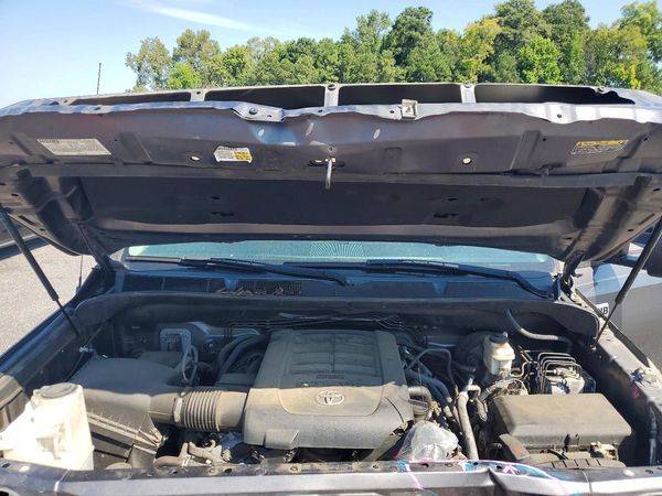 2018 TOYOTA TUNDRA SR5 — Engine bay