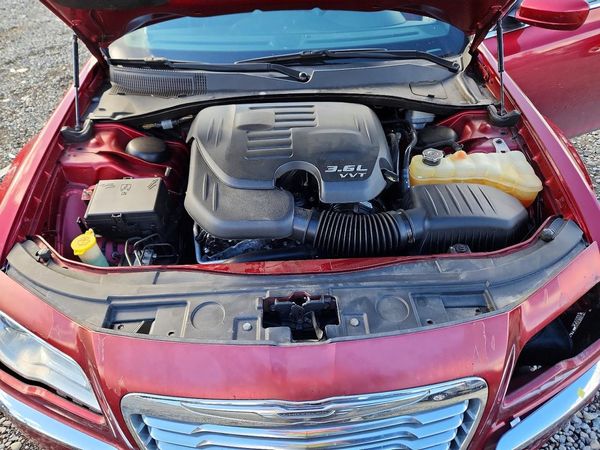 2014 CHRYSLER 300 — Engine bay