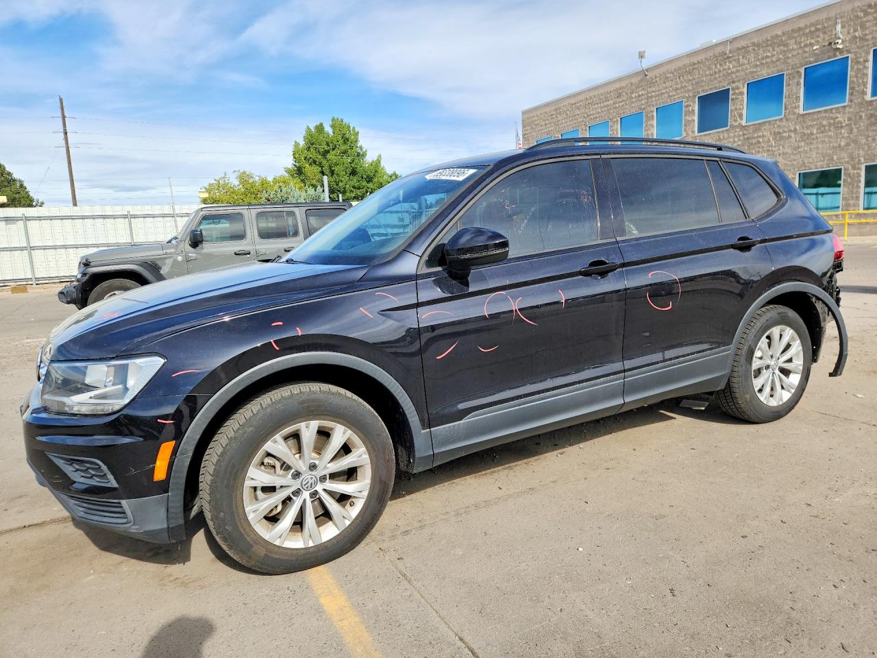 2019 VOLKSWAGEN TIGUAN 4Motion S — Front 3/4