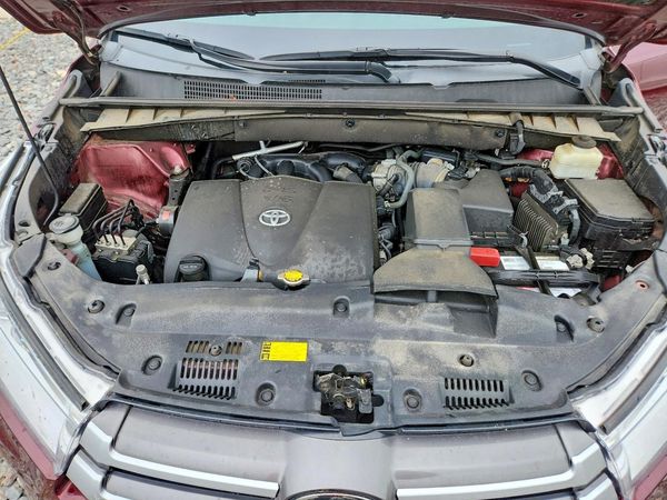 2017 TOYOTA HIGHLANDER SE/XLE — Engine bay