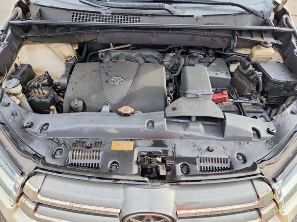 2019 TOYOTA HIGHLANDER — Engine bay