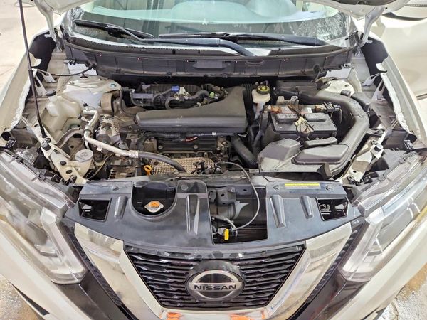 2018 NISSAN ROGUE — Engine bay