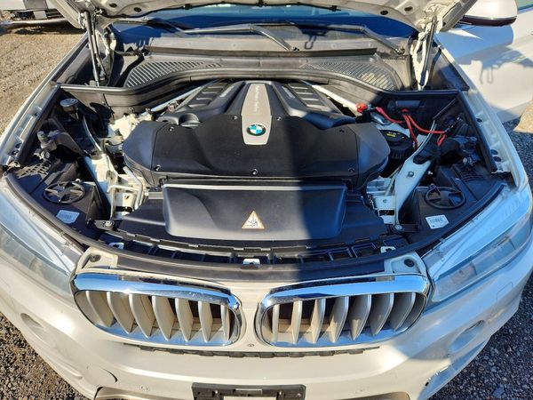 2014 BMW X5 — Engine bay