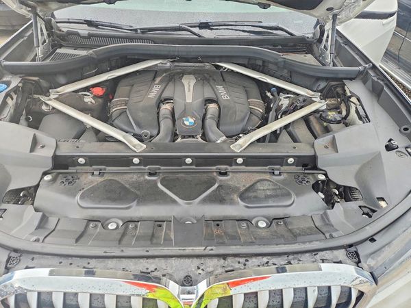 2019 BMW X7 — Engine bay