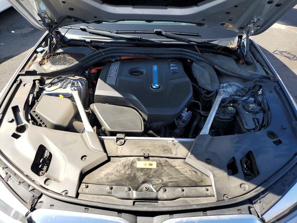 2019 BMW 530E — Engine bay