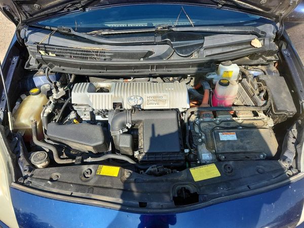 2013 TOYOTA PRIUS — Engine bay