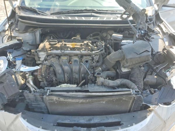 2012 HYUNDAI ELANTRA — Engine bay