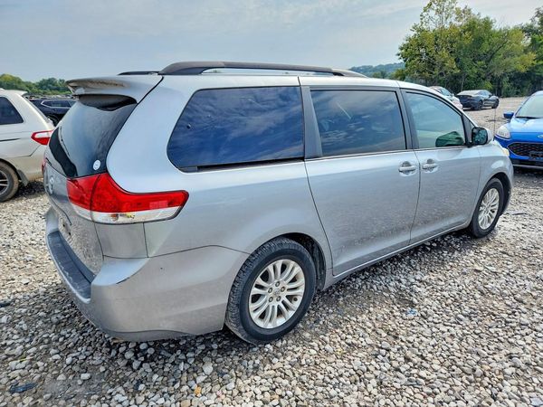 2014 TOYOTA SIENNA