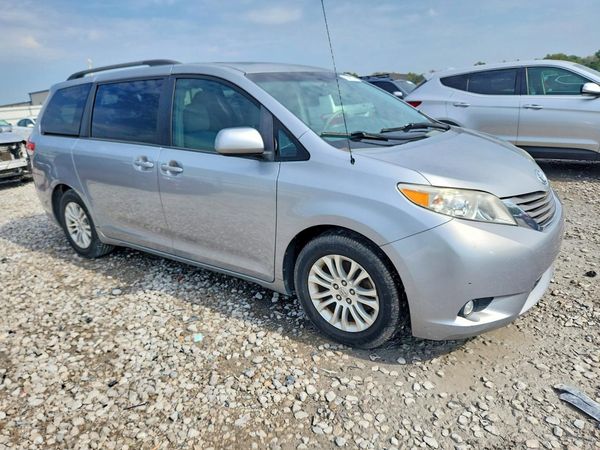 2014 TOYOTA SIENNA