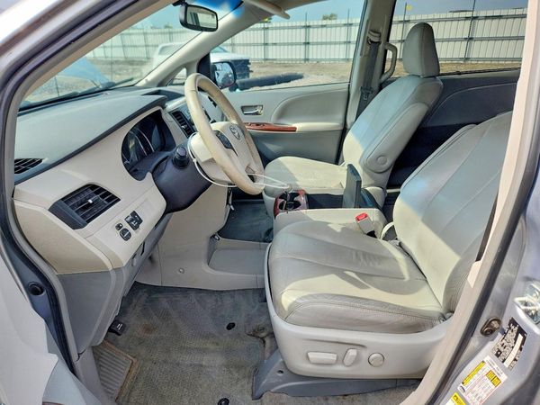 2014 TOYOTA SIENNA