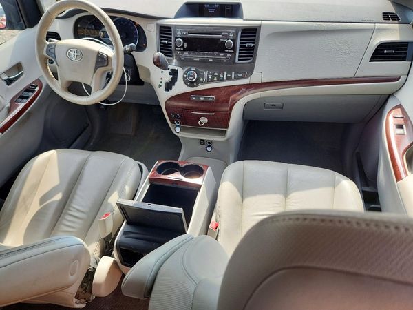 2014 TOYOTA SIENNA