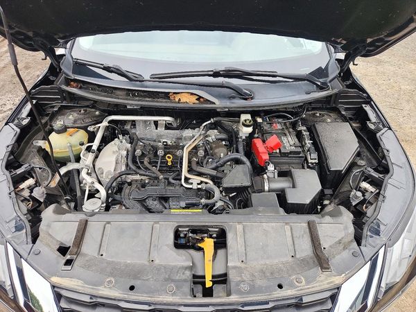 2021 NISSAN ROGUE SV — Engine bay