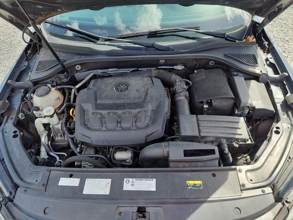 2018 VOLKSWAGEN PASSAT S, R-Line — Engine bay