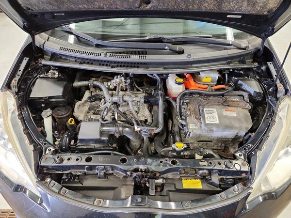 2012 TOYOTA PRIUS — Engine bay