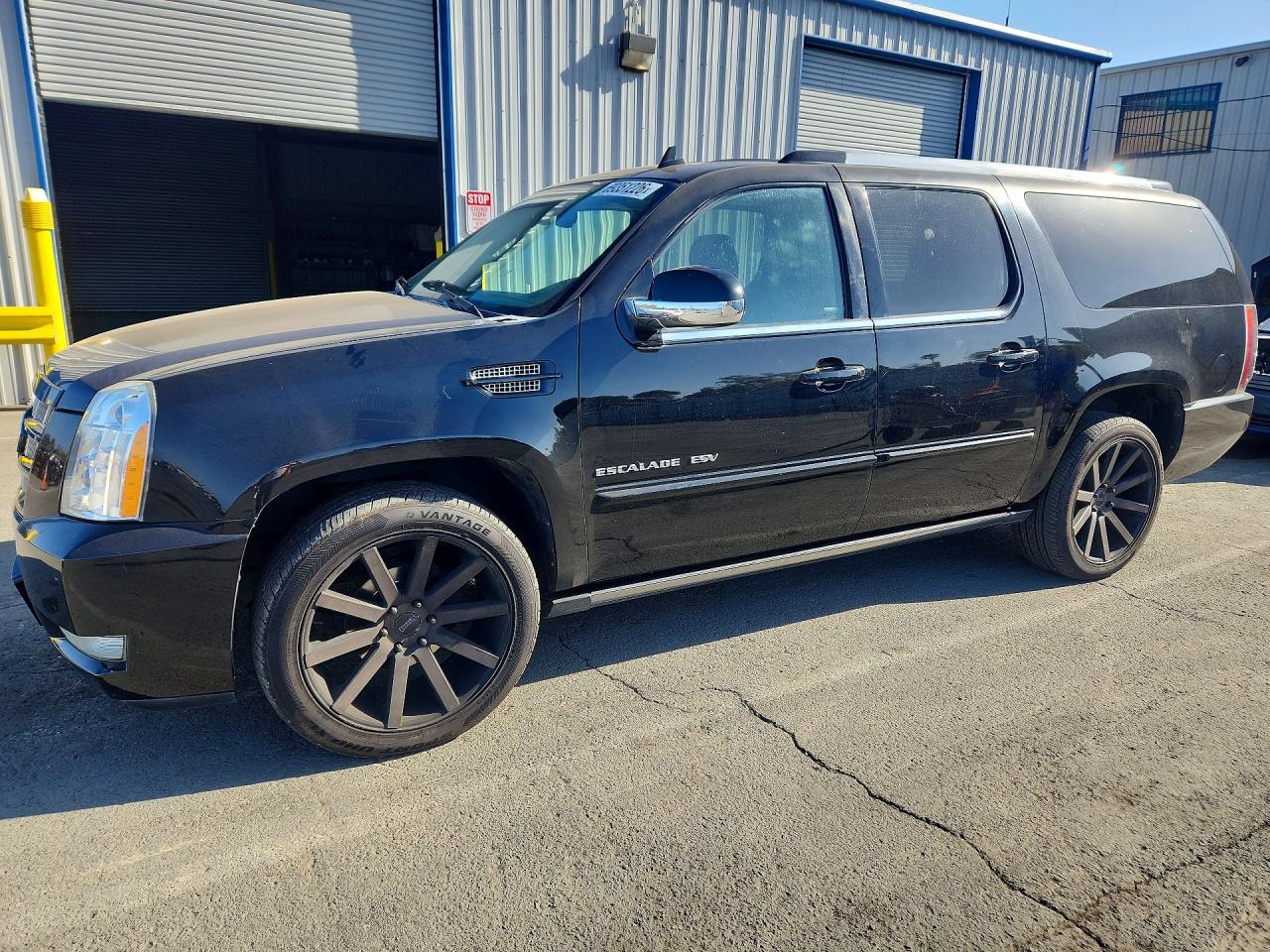 2014 CADILLAC ESCALADE — Front 3/4