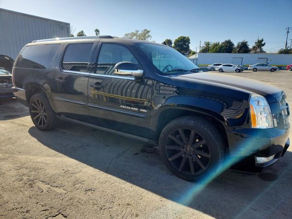 2014 CADILLAC ESCALADE — Passenger 3/4