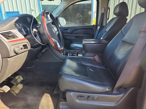 2014 CADILLAC ESCALADE — DENT