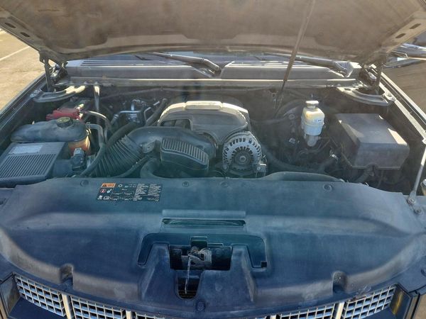 2014 CADILLAC ESCALADE — Engine bay