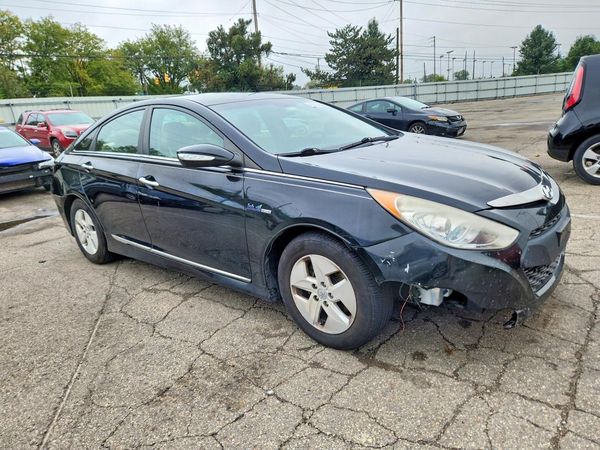 2012 HYUNDAI SONATA Middle level — Passenger 3/4