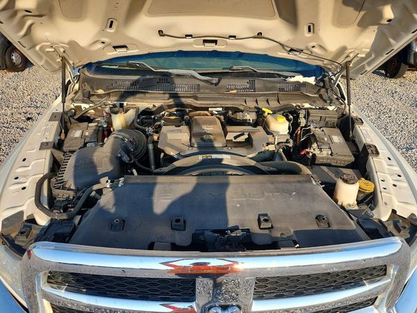 2016 RAM 3500 CREW CAB CHASSIS — Engine bay