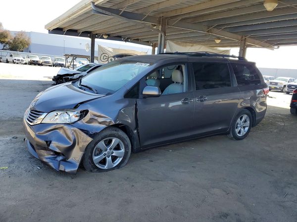 2017 TOYOTA SIENNA — Front 3/4