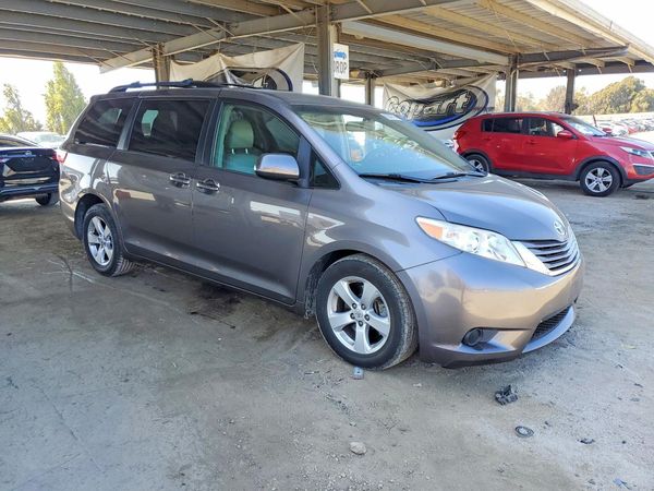 2017 TOYOTA SIENNA — Passenger 3/4