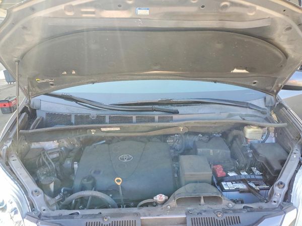 2017 TOYOTA SIENNA — Engine bay