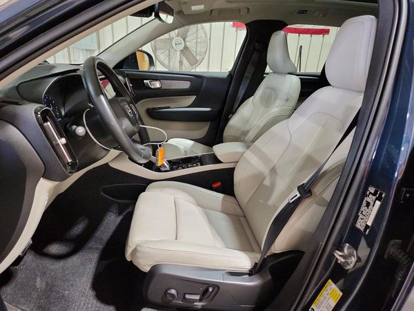 2021 VOLVO XC40 Inscription — DENT