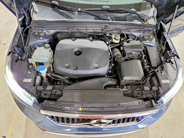 2021 VOLVO XC40 Inscription — Engine bay