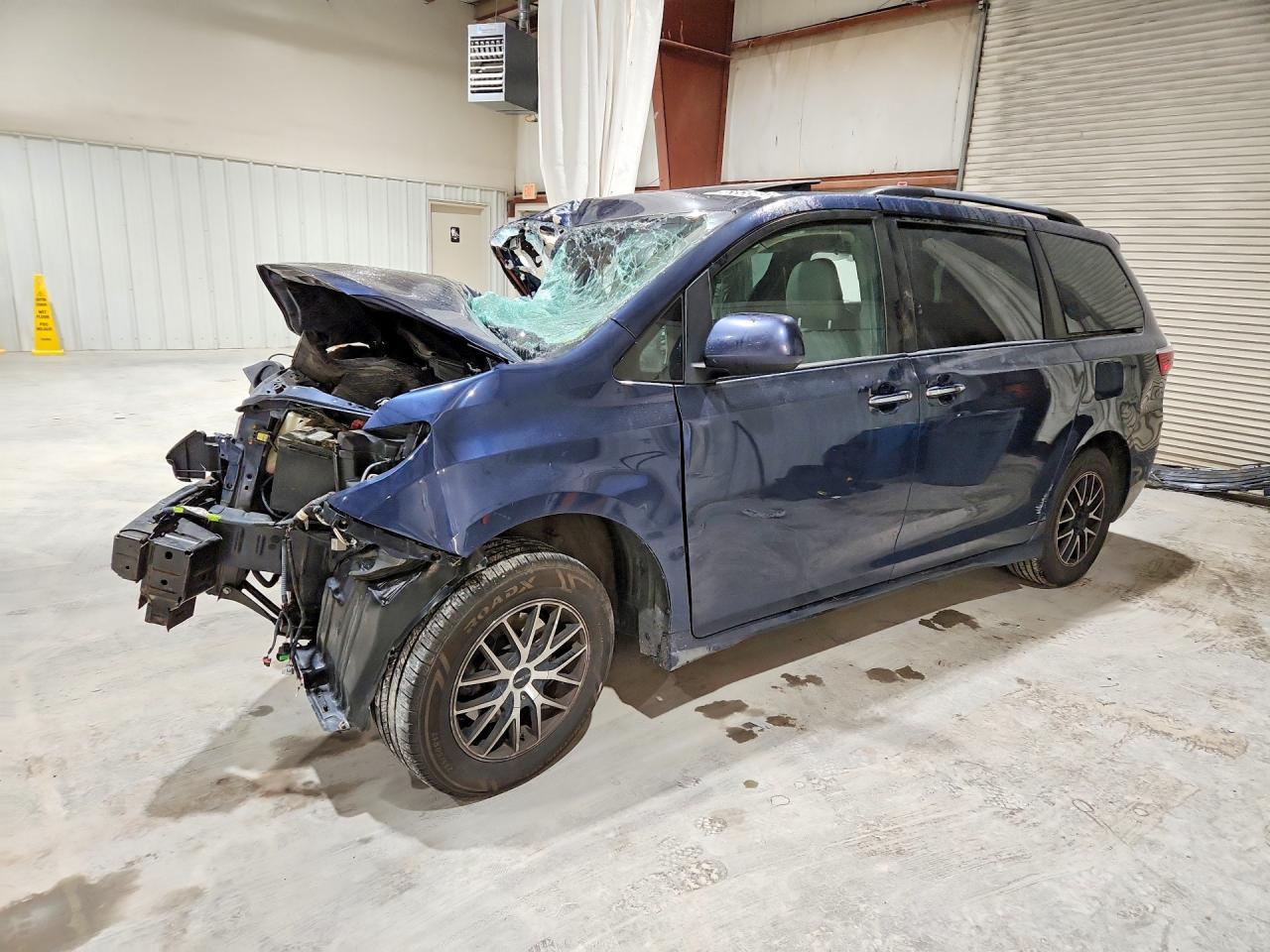 2019 TOYOTA SIENNA — Front 3/4