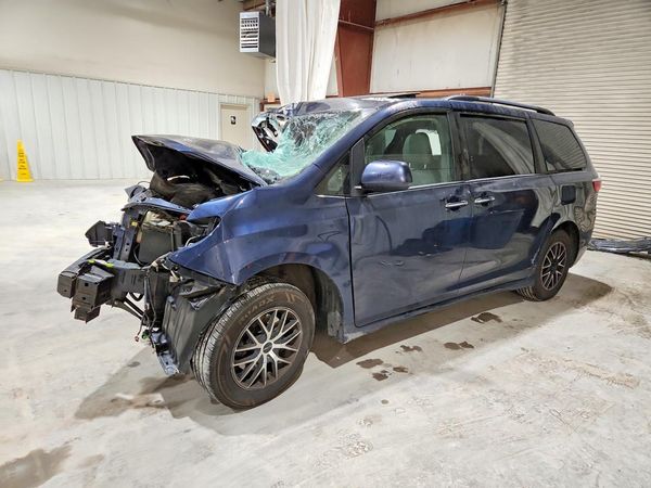 2019 TOYOTA SIENNA — Front 3/4