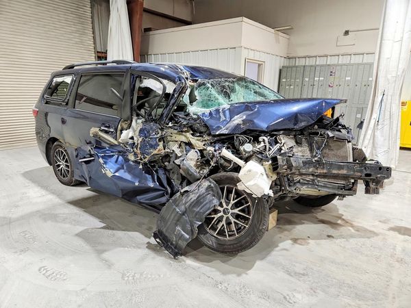 2019 TOYOTA SIENNA — Passenger 3/4