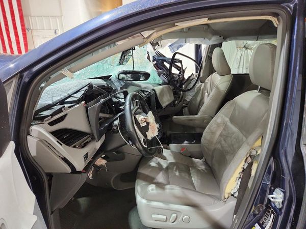2019 TOYOTA SIENNA — DENT