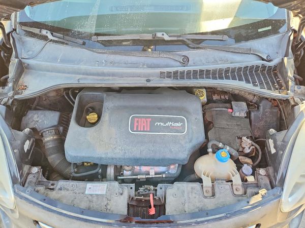 2014 FIAT 500 LOUNGE — Engine bay