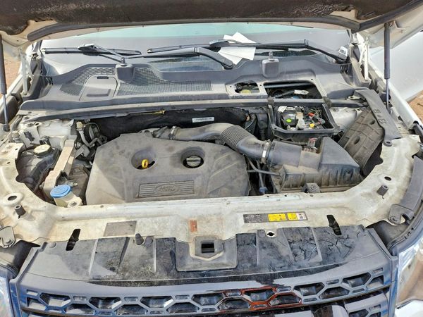 2016 LAND ROVER DISCOVERY HSE — Engine bay