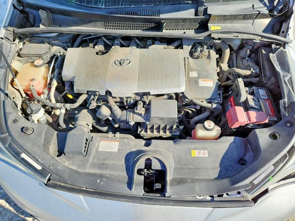 2018 TOYOTA PRIUS — Engine bay