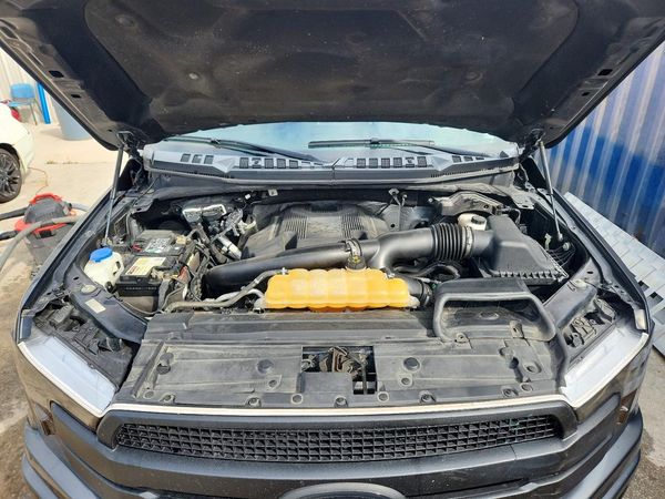 2018 FORD F150 — Engine bay